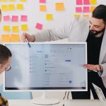 Equipe au travail devant un ordinateur