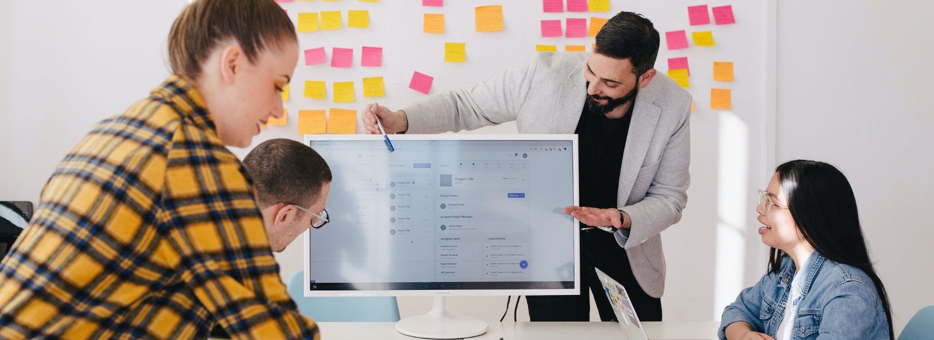 La construction et le développement de la marque demeurent une priorité pour les professionnels du marketing B2B Equipe au travail devant un ordinateur