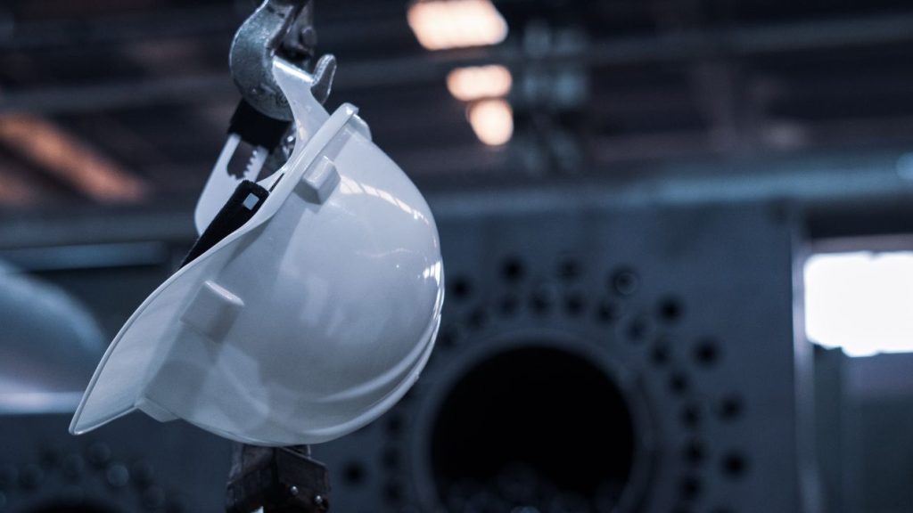 Speedinvest et Dealroom dévoilent leur rapport annuel sur l’Industrial Tech en Europe. Casque blanc de chantier suspendu