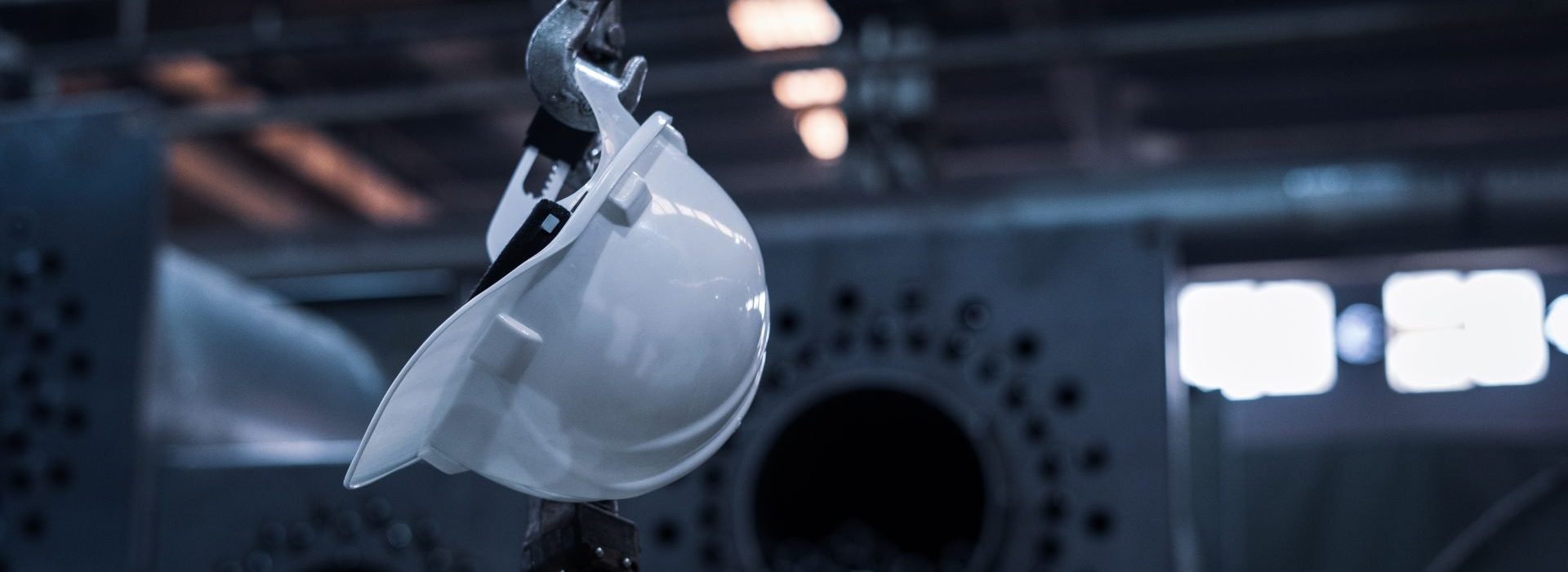 Speedinvest et Dealroom dévoilent leur rapport annuel sur l’Industrial Tech en Europe. Casque blanc de chantier suspendu
