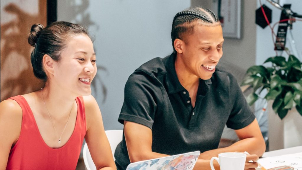 Une femme et un homme souriant au travail