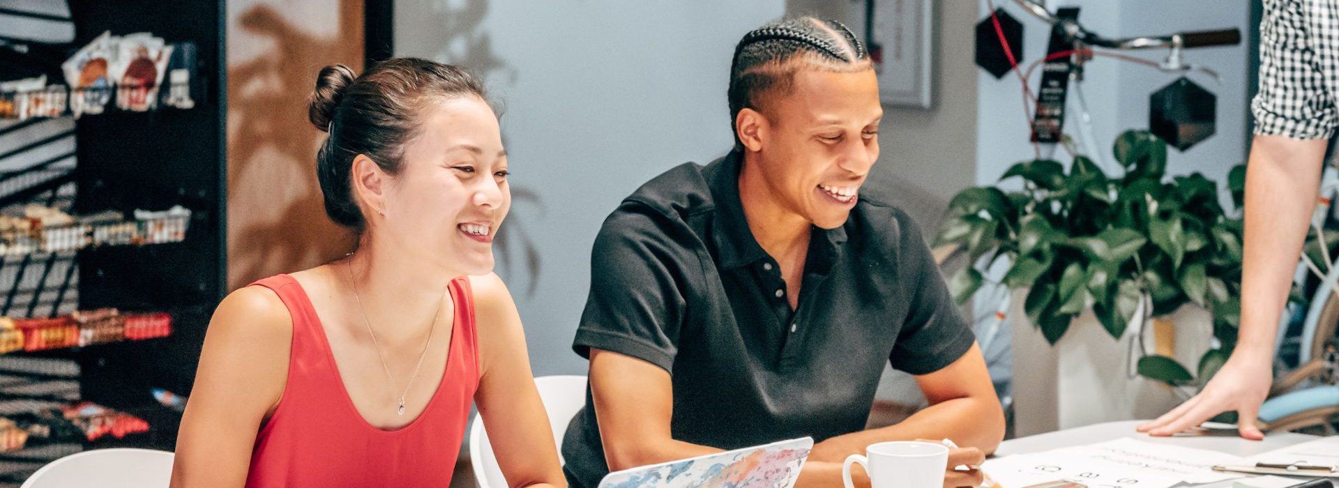 Des dirigeants de startups plutôt confiants malgré un contexte économique incertain Une femme et un homme souriant au travail