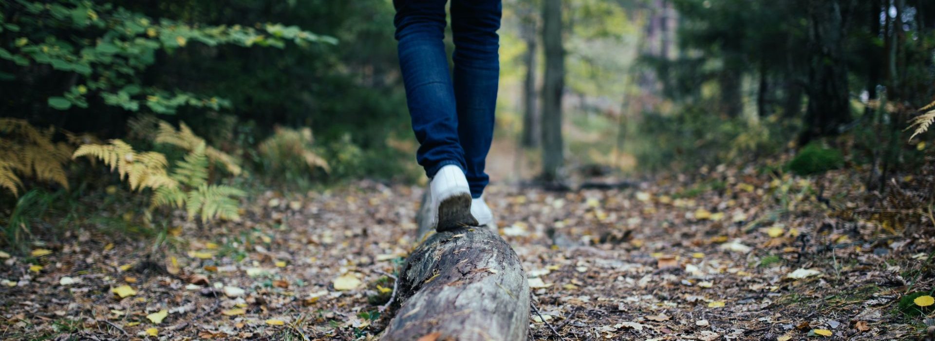 La crise sanitaire a permis une accélération du secteur de la e-santé sans précédent. Homme marchant sur un tronc d'arbre
