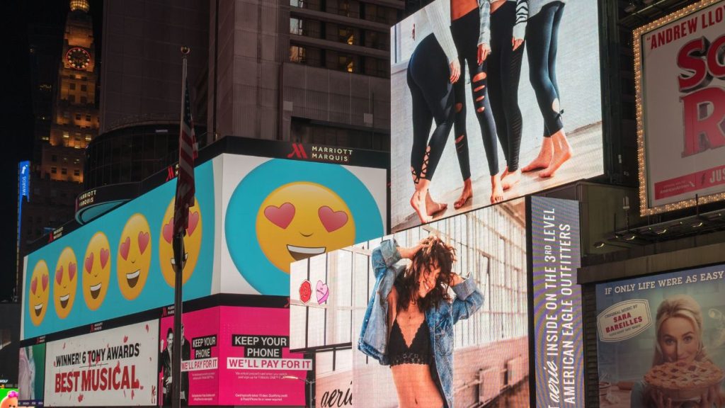 Le modèle actuel de publicité est incompatible avec les objectifs de sobriété et de transformation écologique. Ecrans publicitaires