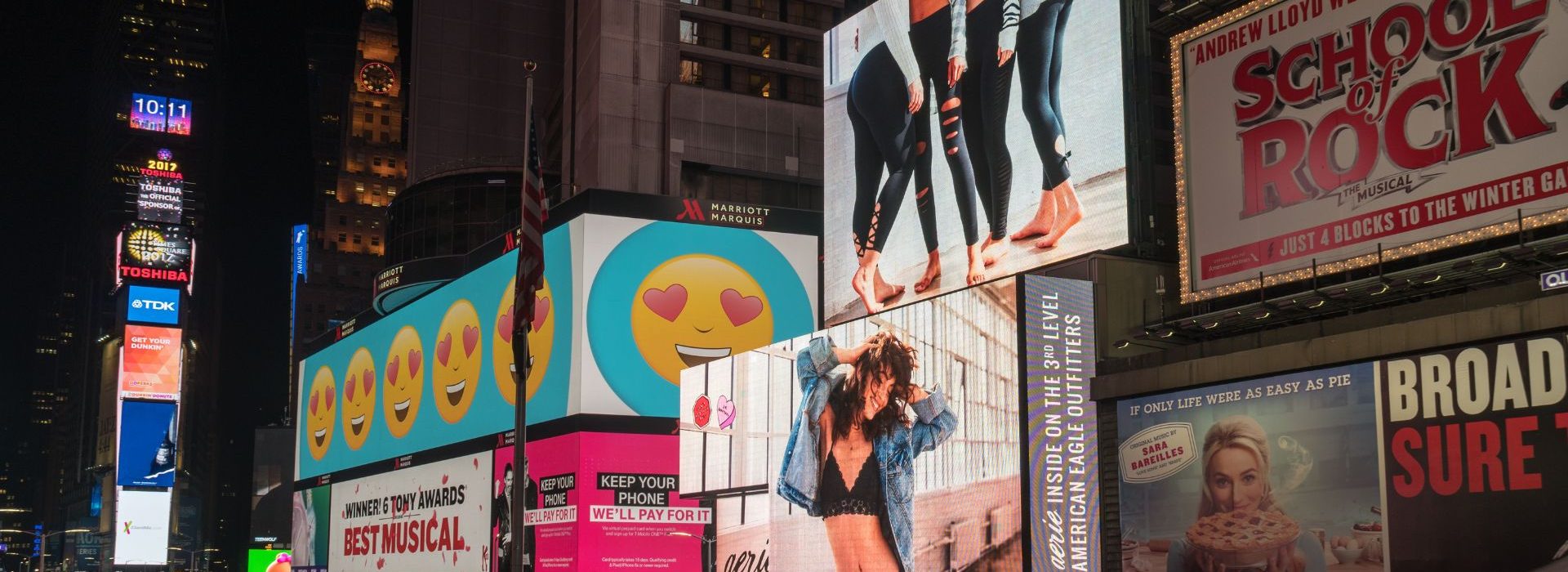 Le modèle actuel de publicité est incompatible avec les objectifs de sobriété et de transformation écologique. Ecrans publicitaires