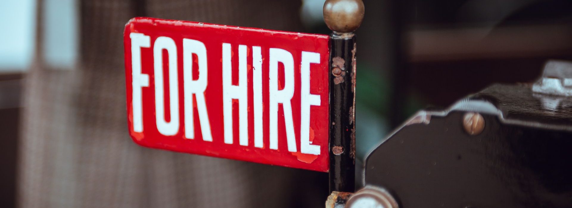 L’Outstaffing est un mode de recrutement souple, qui permet aux entreprises de recruter des profils à distance à la demande Panneau : - for hire -