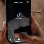 Smartphone avec l'application TikTok