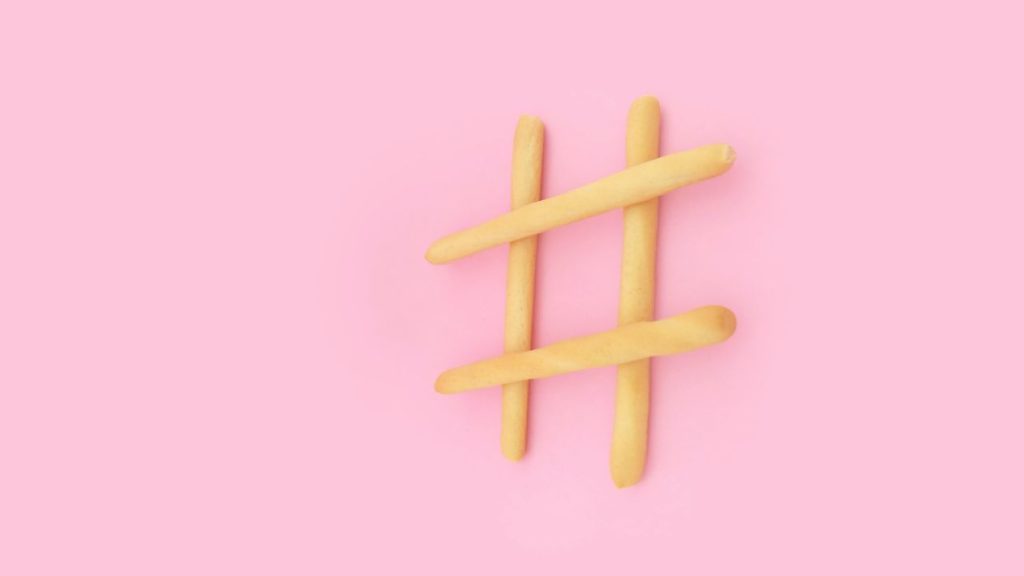 Quelles sont les directions Conseil & Agences les plus influentes sur les réseaux sociaux ? Symbole Hashtag fait avec des biscuits