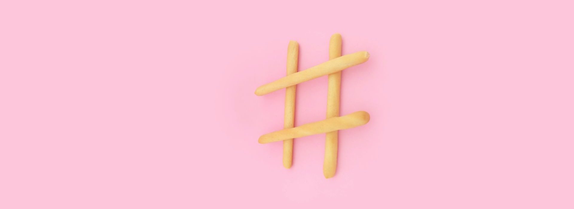 Quelles sont les directions Conseil & Agences les plus influentes sur les réseaux sociaux ? Symbole Hashtag fait avec des biscuits