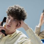 Deux personnes au travail qui ont l'air blasé