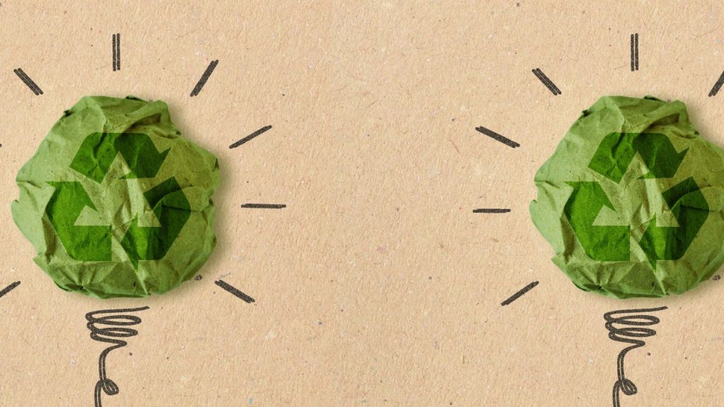 Dessin d’ampoule avec panneau de recyclage sur papier recyclé froissé - Concept d’écologie et de recyclage