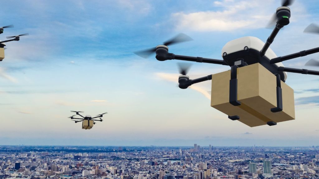 Drone livrant des colis survolant une ville