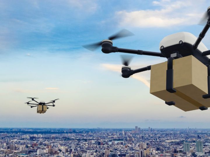 Drone livrant des colis survolant une ville