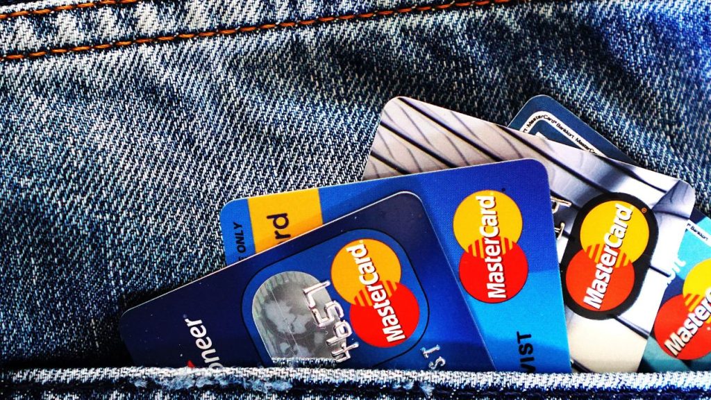 Cartes de crédits dépassant d'une poche arrière de jeans