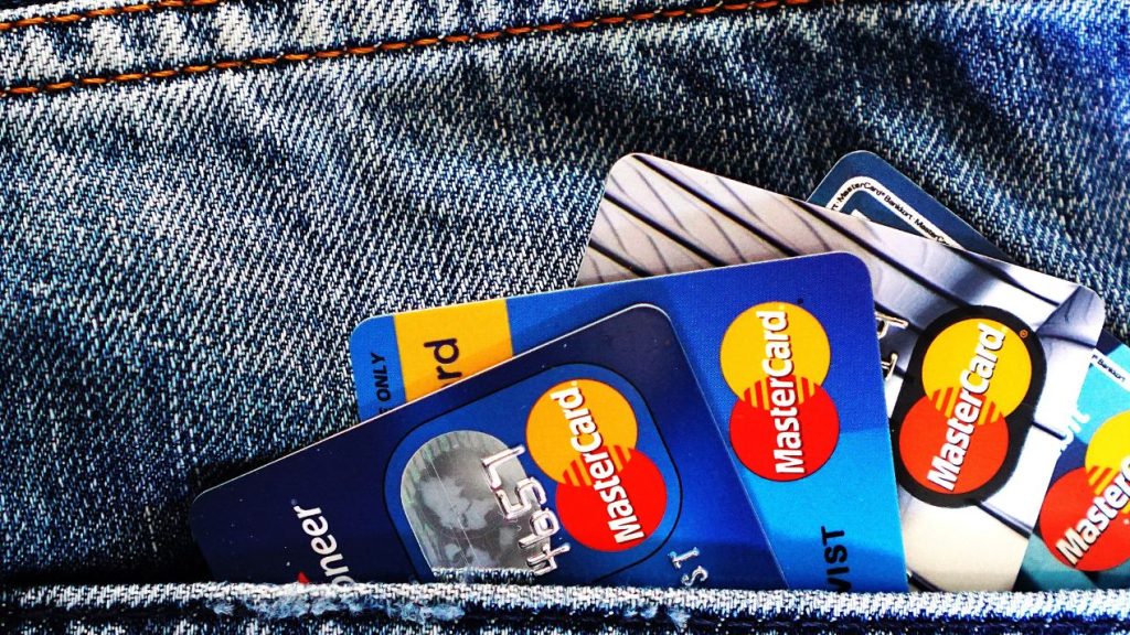 La récente descente aux enfers de Klarna a mis le doigt sur les faiblesses d’un modèle économique pourtant plébiscité par beaucoup Cartes de crédits dépassant d'une poche arrière de jeans