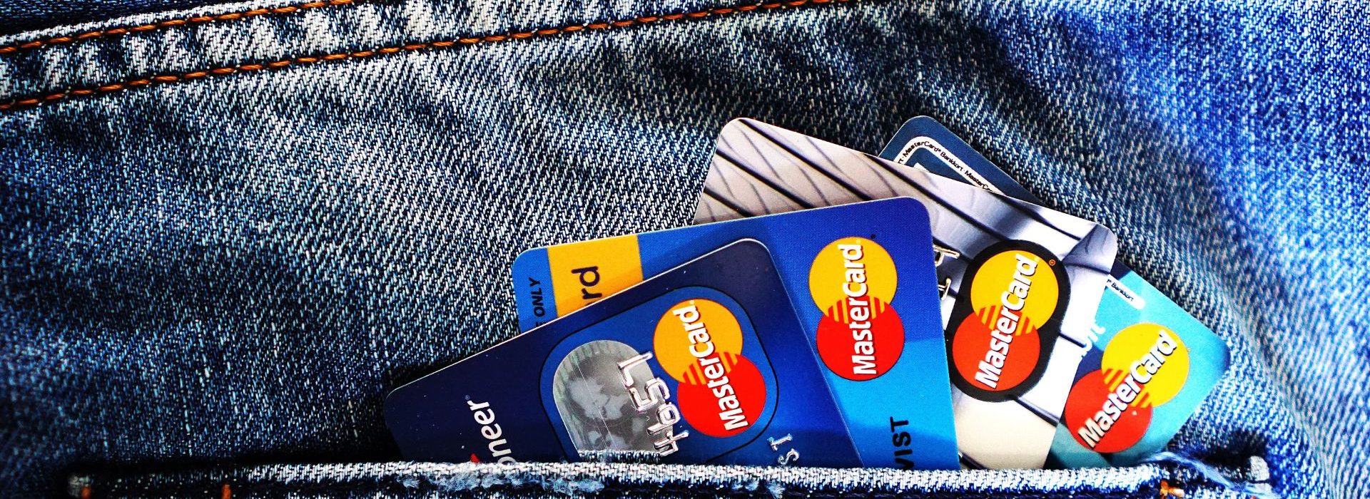 La récente descente aux enfers de Klarna a mis le doigt sur les faiblesses d’un modèle économique pourtant plébiscité par beaucoup Cartes de crédits dépassant d'une poche arrière de jeans