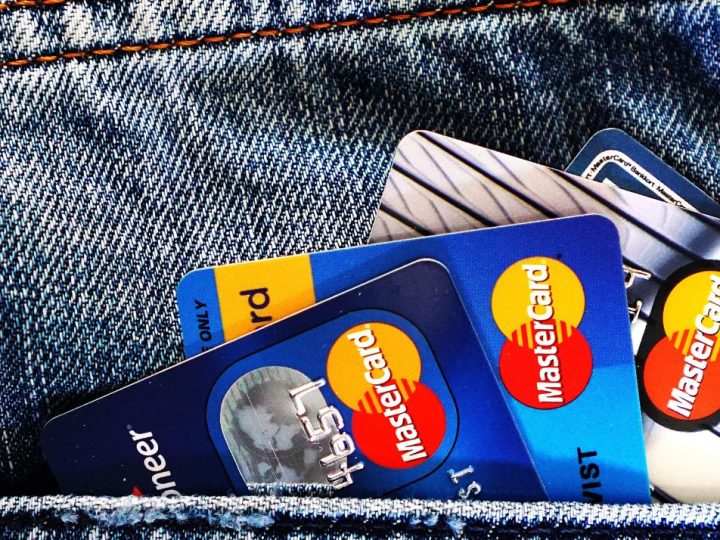Cartes de crédits dépassant d'une poche arrière de jeans