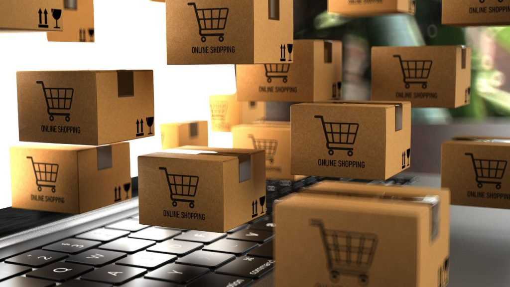 Quelles seront les tendances du e-commerces en 2023 ? Petits paquets d’expédition sur un cahier avec l’inscription achats en ligne