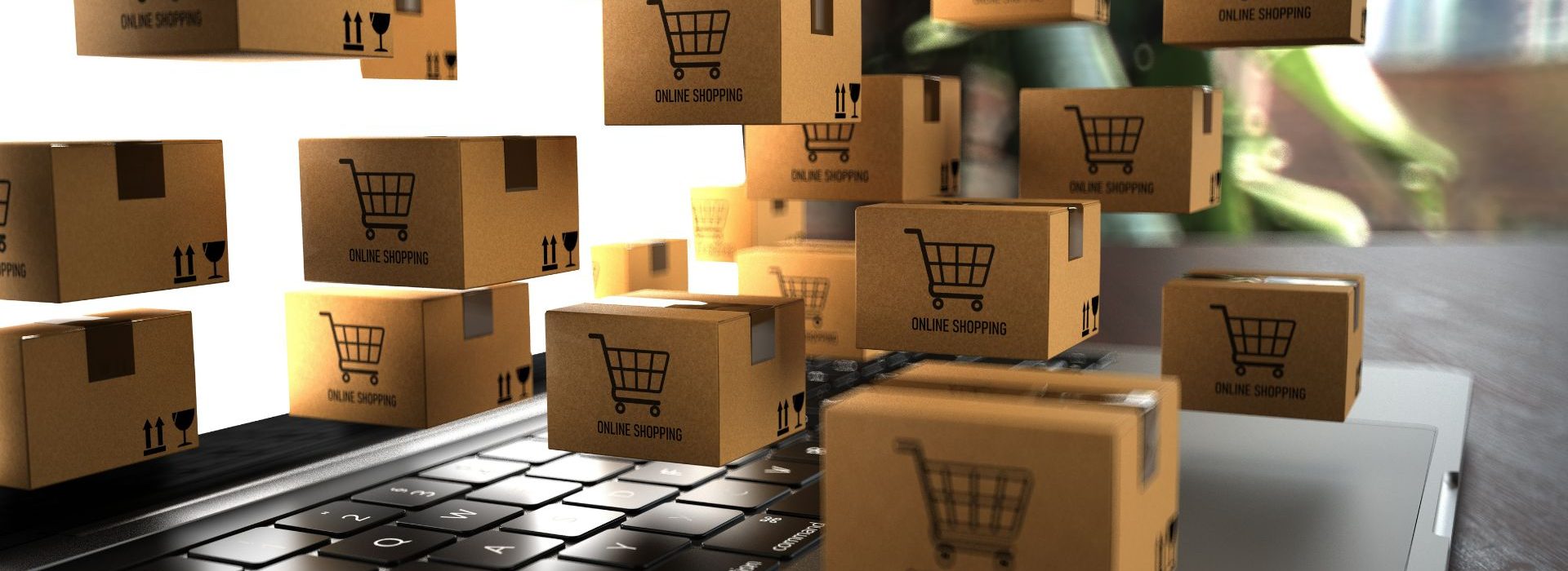 Quelles seront les tendances du e-commerces en 2023 ? Petits paquets d’expédition sur un cahier avec l’inscription achats en ligne
