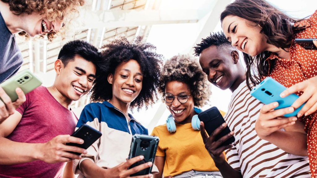 HubSpot vient de dévoiler les résultats de son étude annuelle « L’état de l’Inbound Marketing 2022 ». Groupe d’amis regardant des téléphones cellulaires partageant du contenu sur une plateforme de médias sociaux