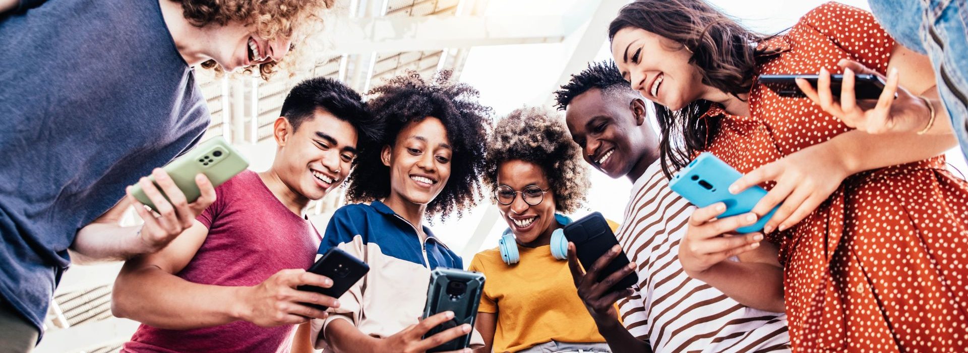 HubSpot vient de dévoiler les résultats de son étude annuelle « L’état de l’Inbound Marketing 2022 ». Groupe d’amis regardant des téléphones cellulaires partageant du contenu sur une plateforme de médias sociaux