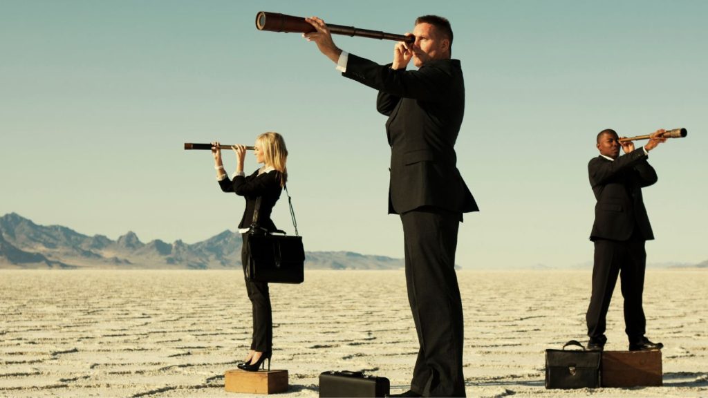 Les 25 métiers à la plus forte croissance en France en 2023 Homme et femmes regardant dans des jumelles