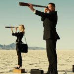 Homme et femmes regardant dans des jumelles