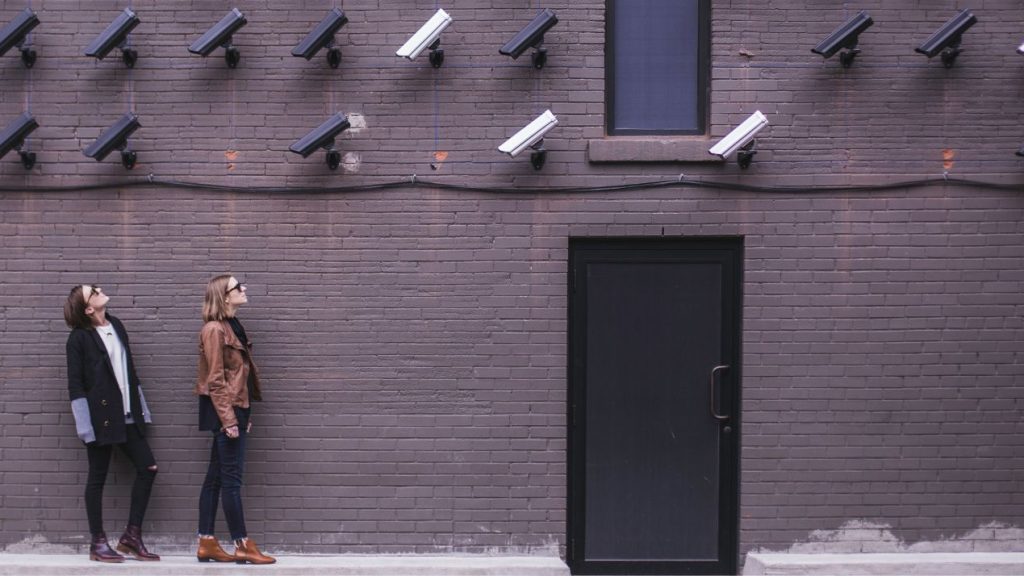 deux femmes observées par des caméras de surveillance dans la rue