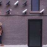 deux femmes observées par des caméras de surveillance dans la rue