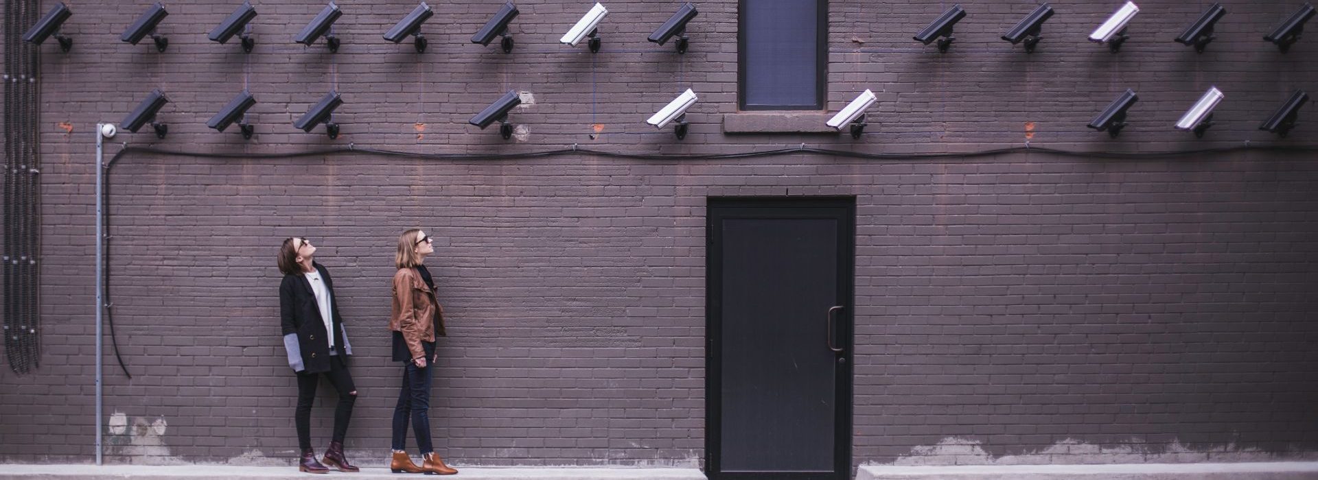 Le rapport « Trust in Tech » d'Edelman analyse les ressorts de la confiance des Français dans la technologie deux femmes observées par des caméras de surveillance dans la rue