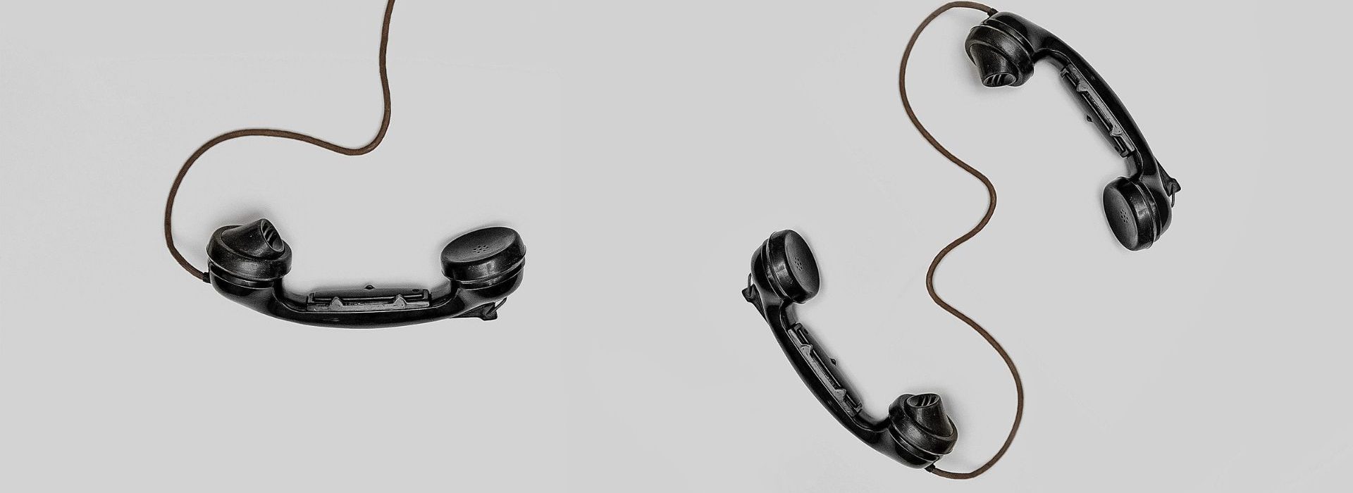 4 challenges RH auxquels les entreprises devront faire face cette année. Trois combinés téléphoniques noires