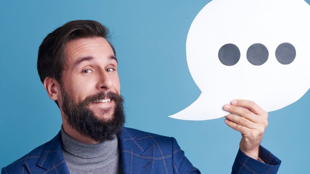 Comment le secteur du conseil va-t-il évoluer au cours de la prochaine décennie ? Homme tenant une bulle de discussion dans la mai,