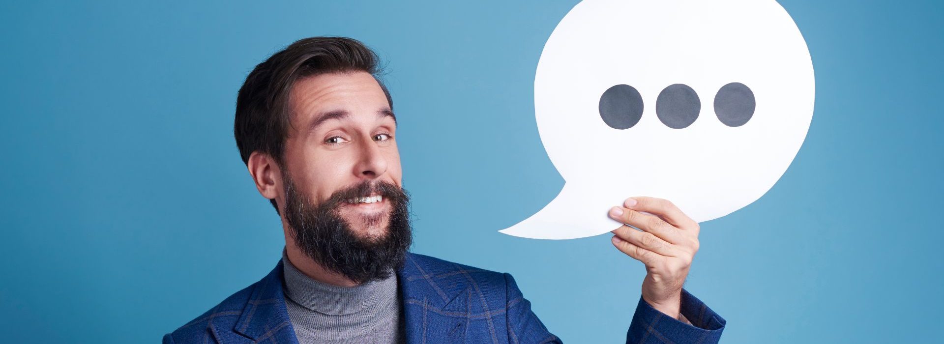 Comment le secteur du conseil va-t-il évoluer au cours de la prochaine décennie ? Homme tenant une bulle de discussion dans la mai,