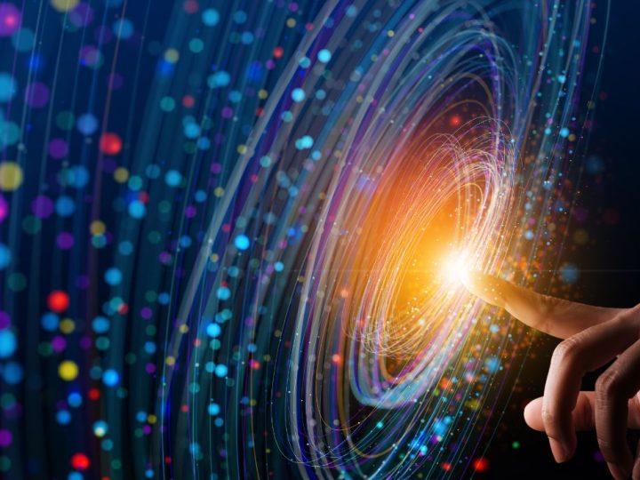 Concept Big Data. Réseau neuronal numérique. Femme d’affaires touchant la main Introduction de l’intelligence artificielle. Cyberespace du futur. Science et innovation de la technologie.