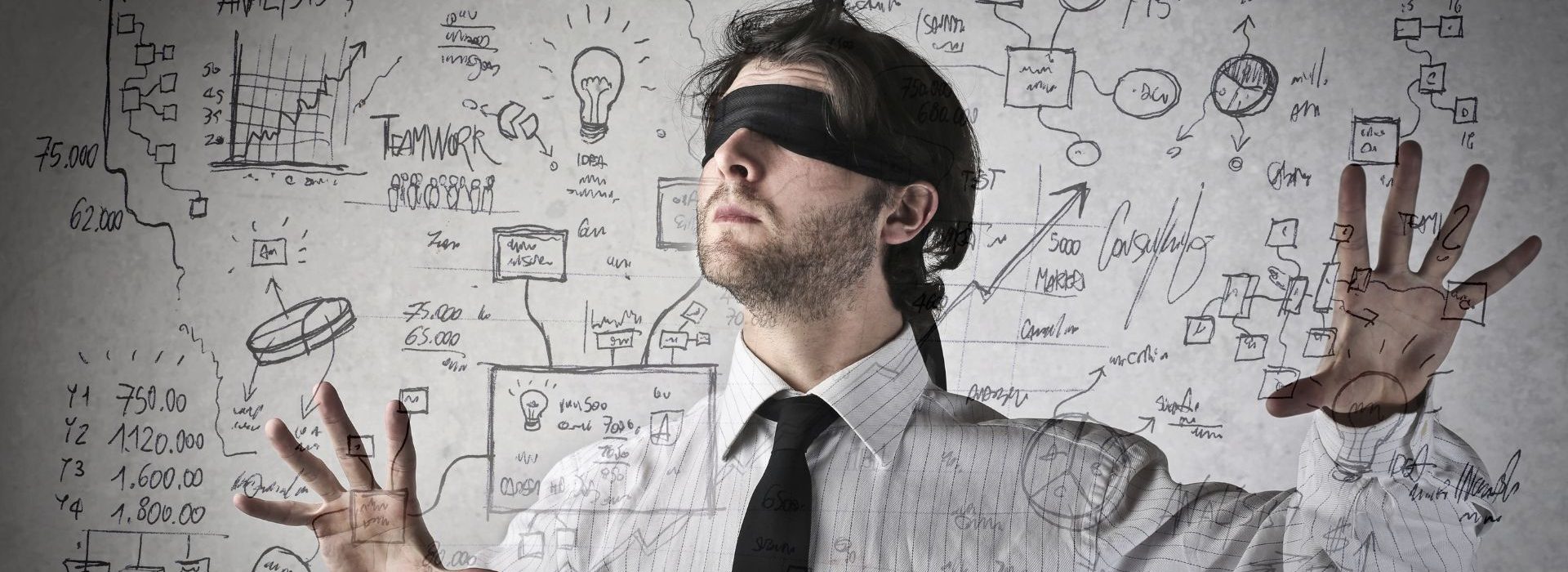le rapport « Time to Change the Way We Work » qui en résulte a mis en évidence un écart important entre les perceptions des professionnels clés pour leur organisation dans la nouvelle ère du travail hybride. Hommes en costume cravate avec un bandeau sur les yeux devant un tableau de concepts