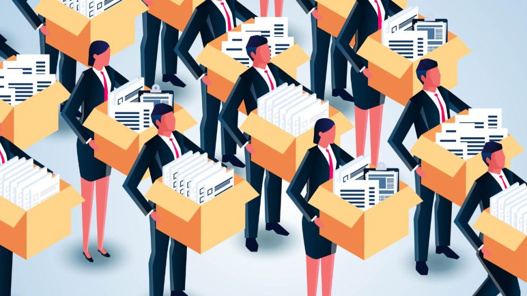 File de personnes en costume portant un carton