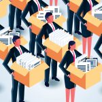File de personnes en costume portant un carton
