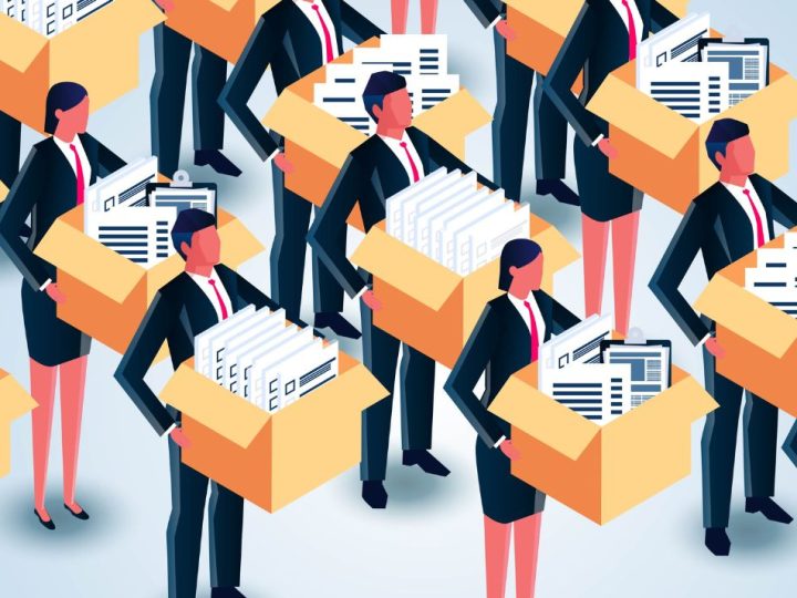 File de personnes en costume portant un carton