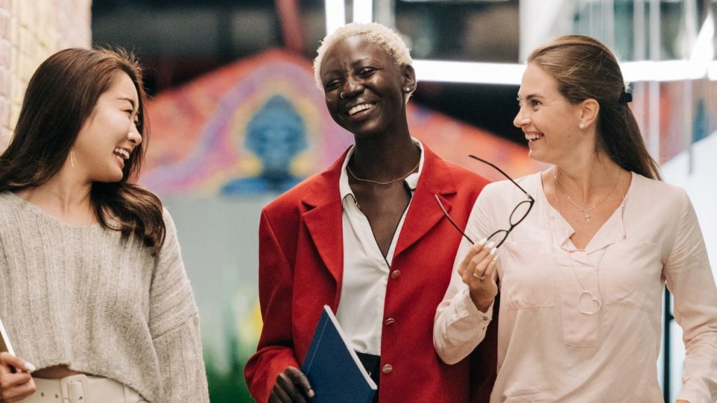 Les femmes sont de plus en plus nombreuses à s’engager dans les startups à impact 3 femmes d'affaires souriantes
