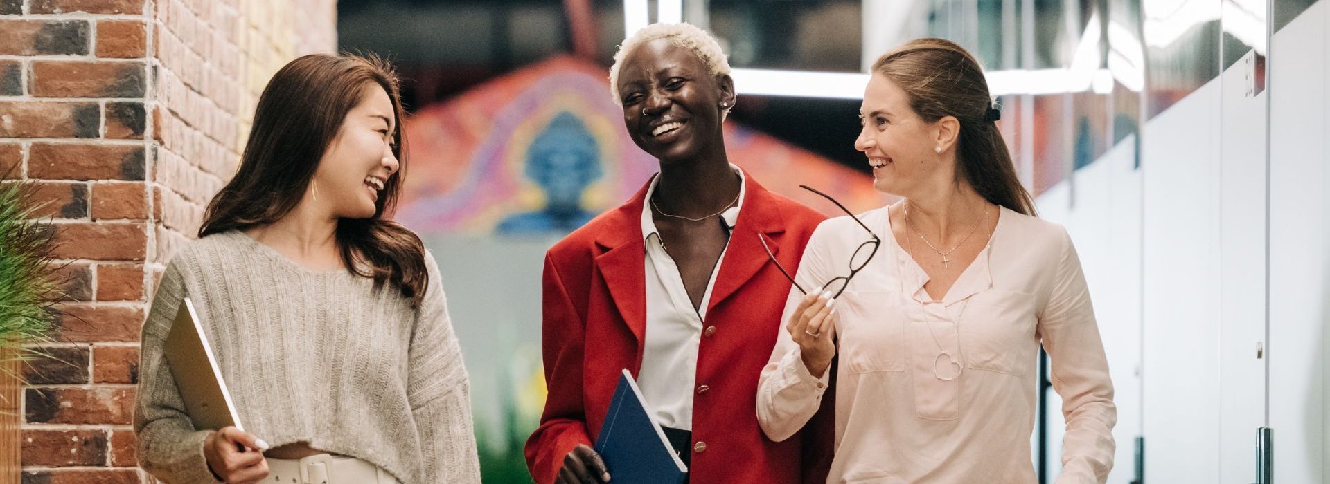 Les femmes sont de plus en plus nombreuses à s’engager dans les startups à impact 3 femmes d'affaires souriantes