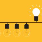 Rangée de 6 ampoules. 5 éteintes et tournées vers le bas et une allumée et tournée vers le haut.