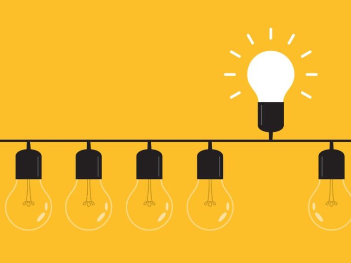 Zoom sur la génération de leads B2B, un concept, venu d’outre-Atlantique, à mi-chemin entre le marketing et la prospection. Rangée de 6 ampoules. 5 éteintes et tournées vers le bas et une allumée et tournée vers le haut.