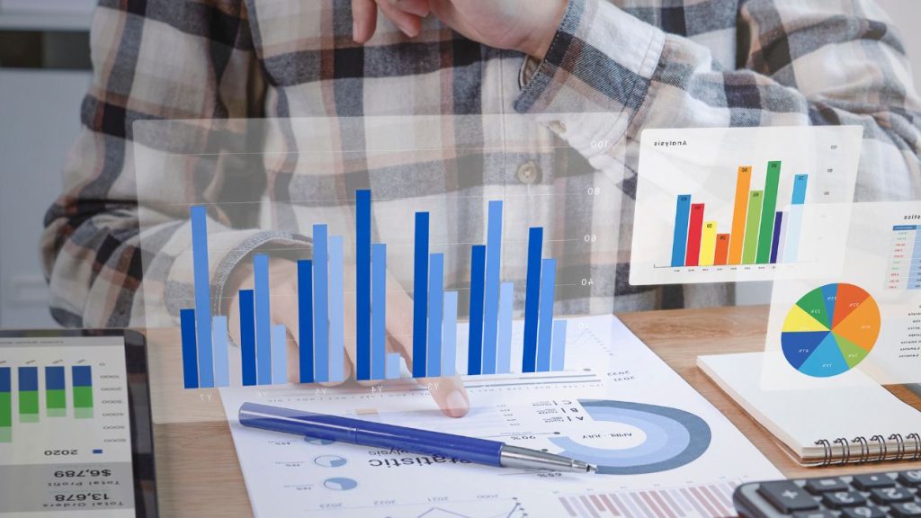 Comment rendre le développement durable accessible à travers le canal expert-comptable ? Comptable regardant des graphiques