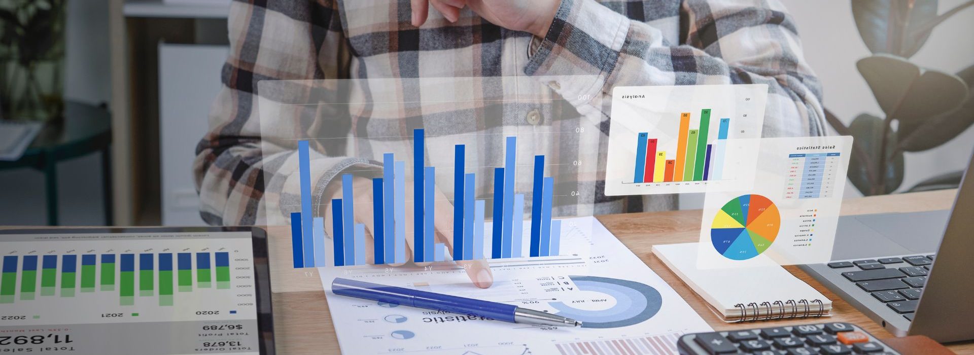 Comment rendre le développement durable accessible à travers le canal expert-comptable ? Comptable regardant des graphiques