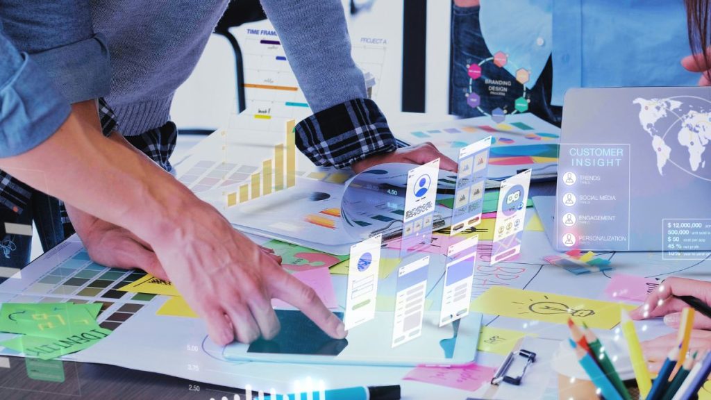 Les spécialistes du marketing exploitent-ils suffisamment leurs données aujourd'hui ? Personnes au travail autour d'un bureau