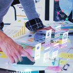 Personnes au travail autour d'un bureau