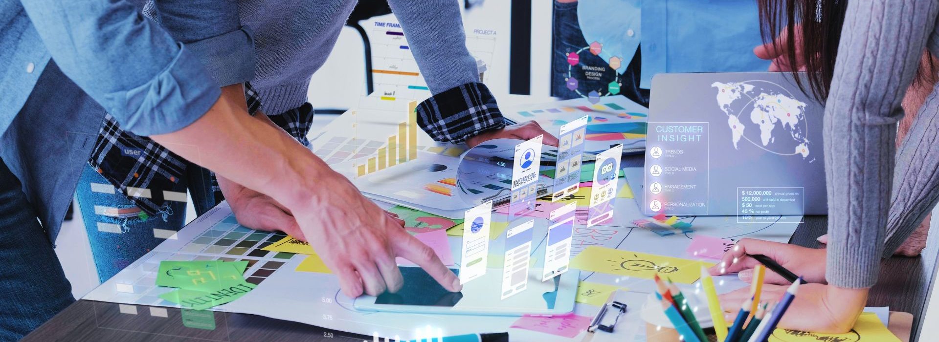 Les spécialistes du marketing exploitent-ils suffisamment leurs données aujourd'hui ? Personnes au travail autour d'un bureau