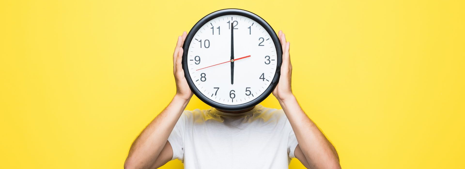 Timeboxing : qu'est-ce que c'est, ses avantages et comment ça marche ? Homme qui porte à la place de sa tête une horloge