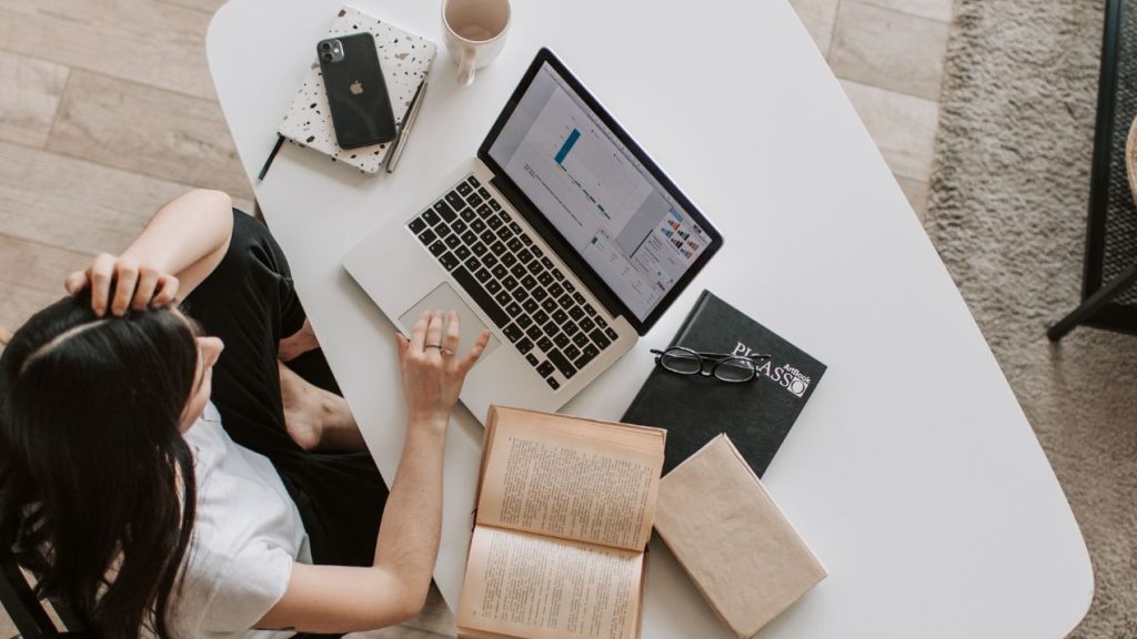 femme en télétravail