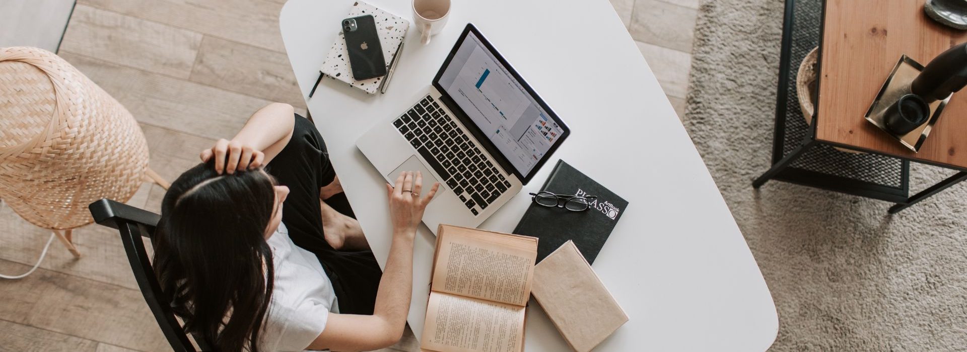 Mutation digitale des entreprises : le clivage entre managers et collaborateurs continue de se creuser femme en télétravail